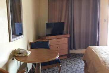 酒店 Sky Ranch Inn