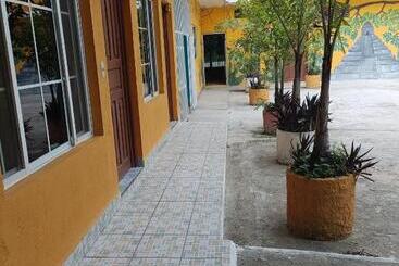 هتل Y Restaurante Casa Jardines