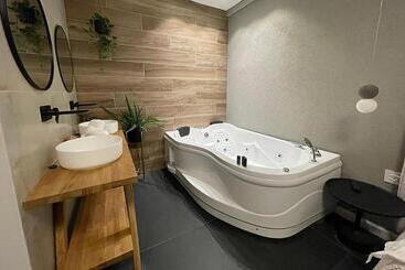 Bed & Breakfast וילת שלוות ענהאל