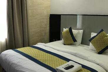 هتل Quince Garden