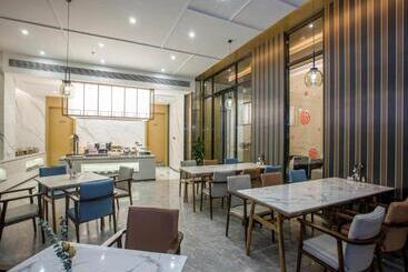 Magnotel Business Hotel Zhenjiang South Station Greenland Square