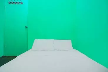 هتل Spot On 92186 Penginapan Lorranearpasar Oleh Oleh