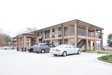 בית מלון כפרי Paradise Inn & Suites