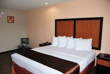 Hotel Paradise Inn & Suites