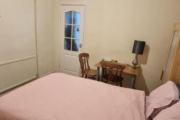 פנסיון Home Away From Home