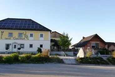 ベッドアンドブレックファースト Machlandgasthof Wahl