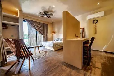 هتل آپارتمان The Teodoro