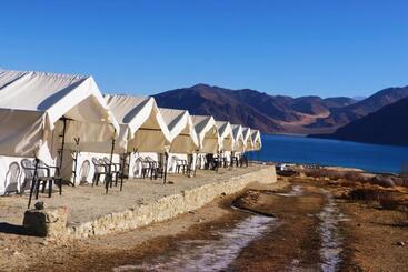 Resort Camp Redstart