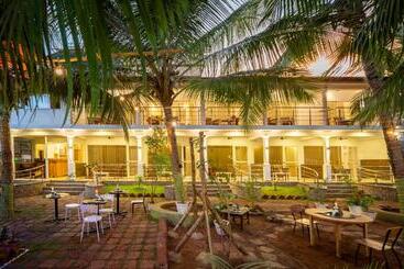 בית מלון כפרי Crystall Goa Emerald Edition