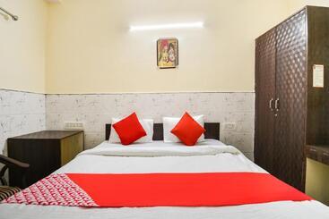 בית מלון כפרי Oyo Anjani Mahal Guest House