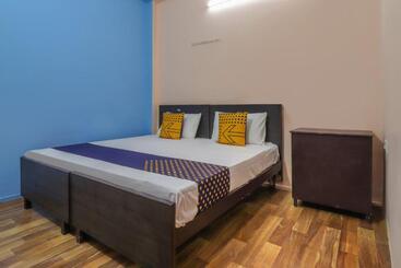 ホテル Oyo Av Inn