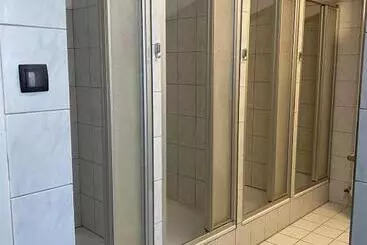 ペンション Einfache Schlafmöglichkeit Mit Gemeinschaftsküche Und Bad