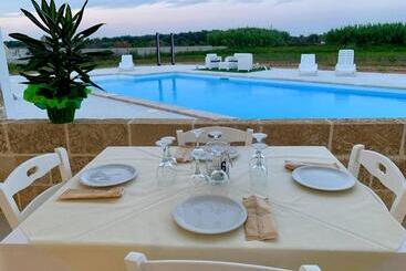 مبيت وإفطار Anthea Boutique Rooms Felline