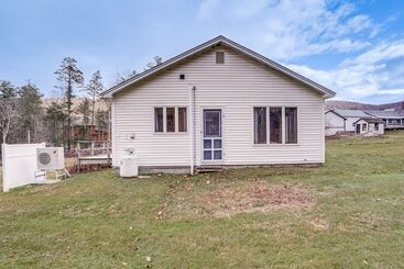 Vakantiehuisje Hawley Home W/ Deck: 4 Mi To Berkshire East Resort