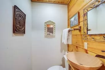 Mökkimajoitus Pet Friendly Butler Cabin W/ Hot Tub, Walk To Lake