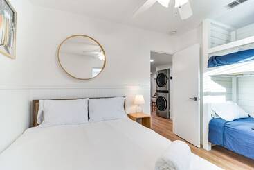 بيت ريفى St Petersburg Paradise W/ Private Yard & Hot Tub!