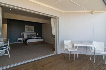 تختخواب و صبحانه Dockside Guest House