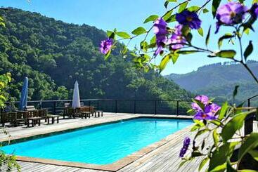 פנסיון Shangri La Manor