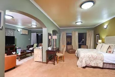 پانسیون Shangri La Manor