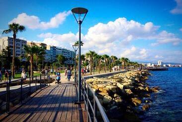 アパートメント Seabreeze City Center Flat By Trulycyprus