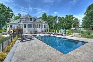 Mökkimajoitus Bright Water Cove By Avantstay Saltwater Pool