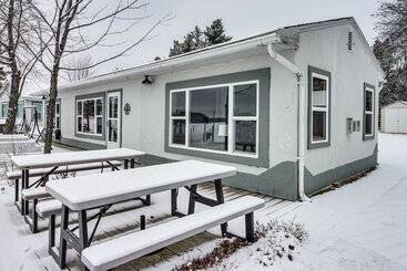 별장 Lake Hubert Cabin W/ Private Deck + Boat Dock