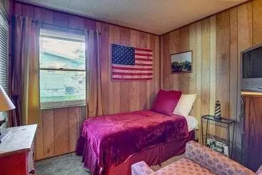 Mökkimajoitus Cozy Markesan Cabin ~ 2 Mi To Green Lake Access!
