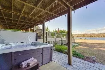 Mökkimajoitus Decatur Oasis Private Pool, Hot Tub & Deck!