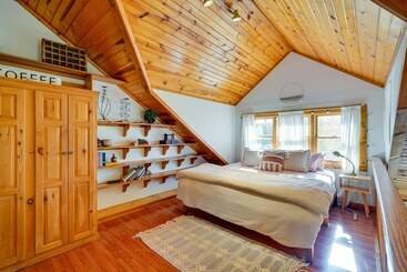 Сельский дом Delaware Wooded River Retreat W/ Views & More