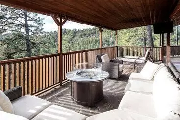 Mökkimajoitus Enchanted Oak Cabin