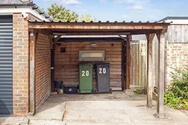 کلبه Peaceful Elevated Residential Area   Walk To City