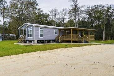 بيت ريفى Peaceful Starke Retreat W/ Deck: 6 Mi To Downtown!