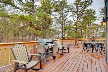 Kır Evi Pennsylvania Escape W/ Hot Tub, Deck, & Fire Pit!