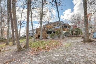 Сельский дом Stylish Marietta Home W/ Deck Near Truist Park!