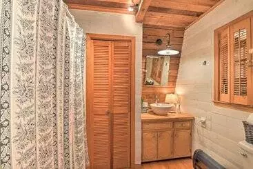 Mökkimajoitus Artist S A Frame Cabin W/ New Interior + Deck
