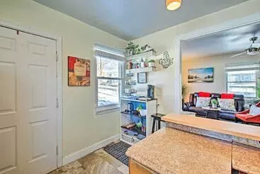 کلبه Charming Central Lynchburg Hideout W/ Patio!