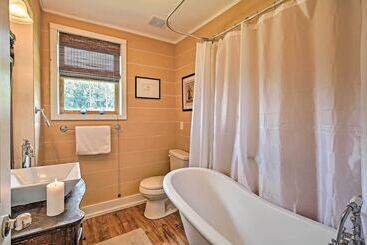 بيت ريفى Charming Summerville Home W/ Yard & Sunroom!