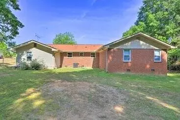 Mökkimajoitus Cozy Jonesboro Abode W/ Yard   18 Mi To Dtwn!