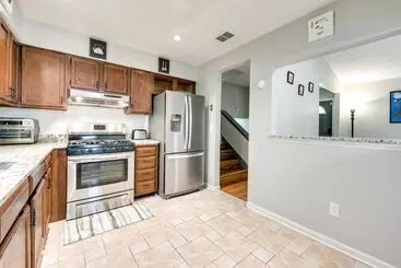 Mökkimajoitus Fairburn Home W/ 2 Decks, Grill & Outdoor Dining!