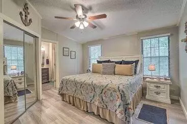 Mökkimajoitus Lakeside Living: Sparta Retreat W/ Game Room!