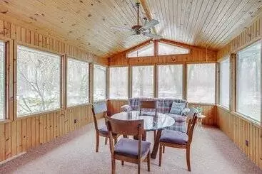 Mökkimajoitus Peaceful + Quiet Home In Nappanees Countryside!
