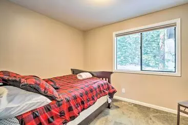 コテージ Pet Friendly Stateline Home < 2 Mi To Lake Tahoe!