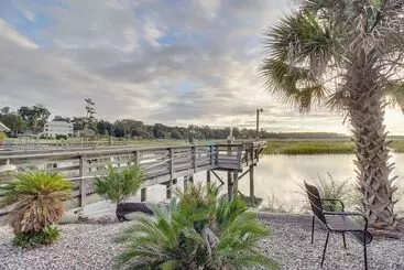 کلبه Riverfront Savannah Retreat W/ Private Dock!