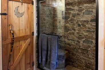 بيت ريفى Serenity On The Creek Cabin + Hot Tub & Grill