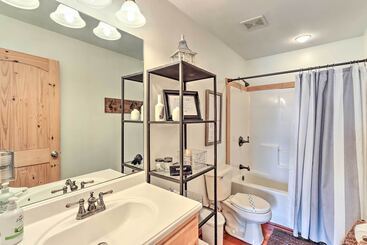 קוטג'' Spacious Ellijay Resort Home W/ Hot Tub!