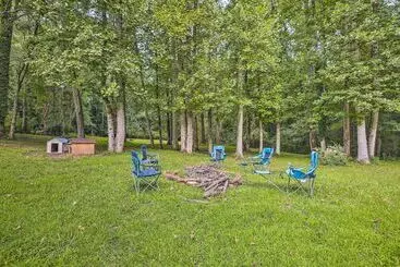 Mökkimajoitus Quiet Home W/ Fire Pit   1 Mi To Downtown Acworth!