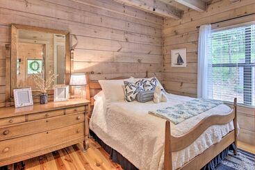 별장 Treetop Hideout W/ Long Range Mountain Views!