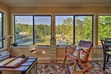 Mökkimajoitus Waterfront Midway Home W/sunroom & Large Yard