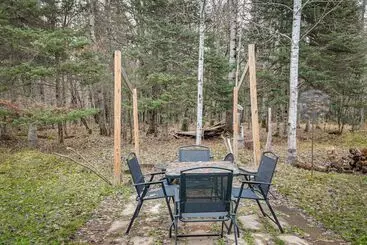 Mökkimajoitus 40 Acre, Off Grid Wakefield Retreat W/ Gas Grill!