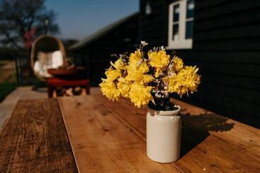 Impeccable 2 Bed Cottage Near Woodbridge